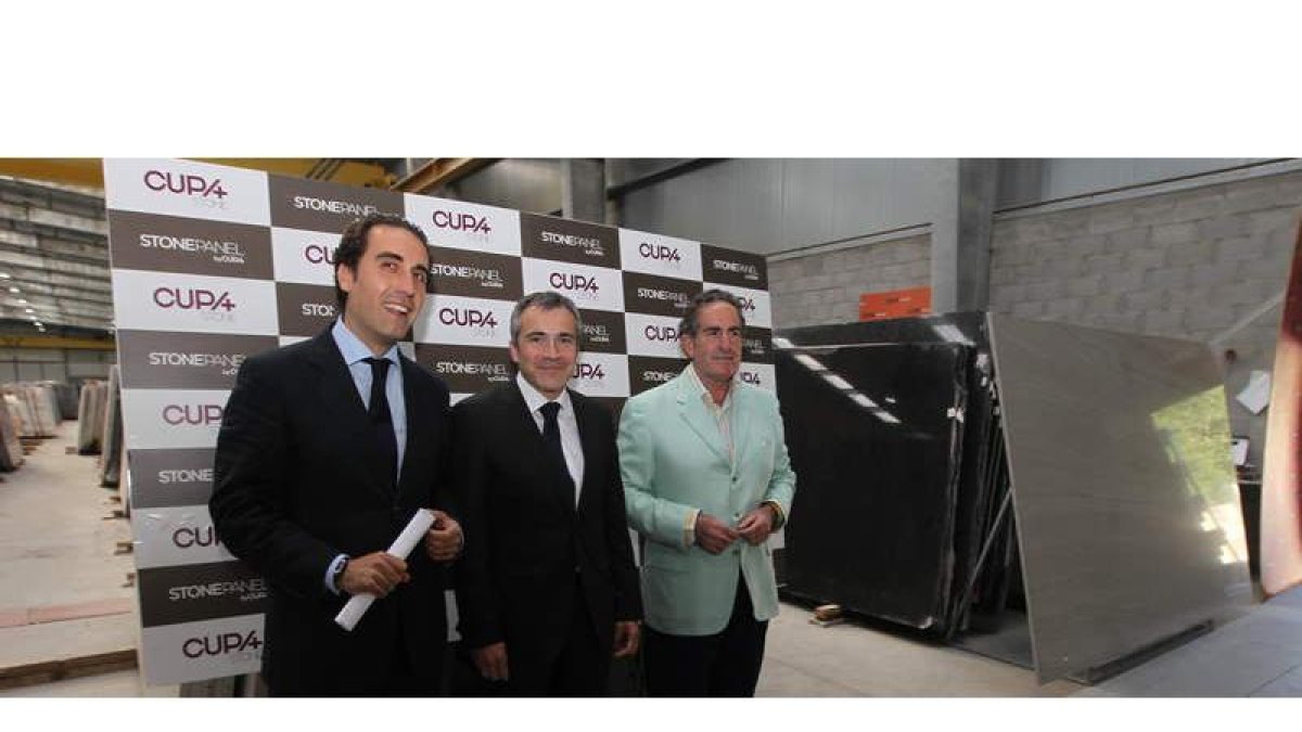Guillermo Oviedo, Javier Fernández y Antonio Campo ayer en la concurrida inauguración de Cupastone en Carracedelo.