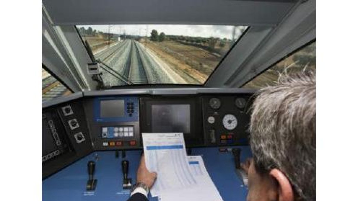 El maquinista repasa la hoja de ruta.