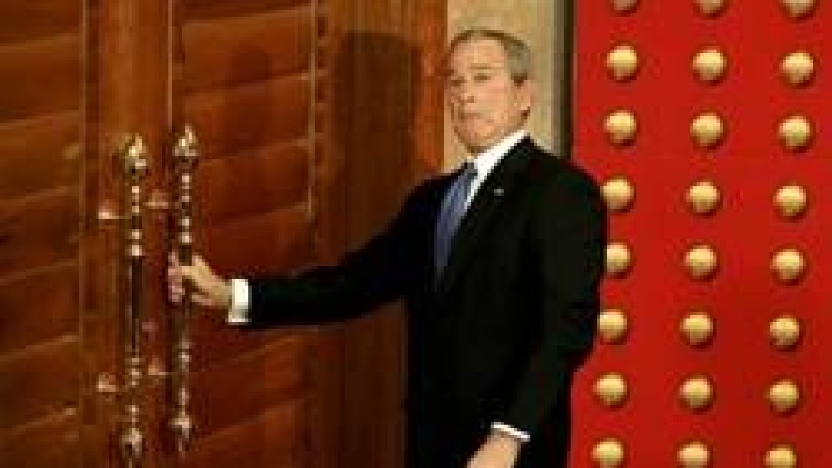 Bush abre una puerta para comparecer ante la prensa en Pekín