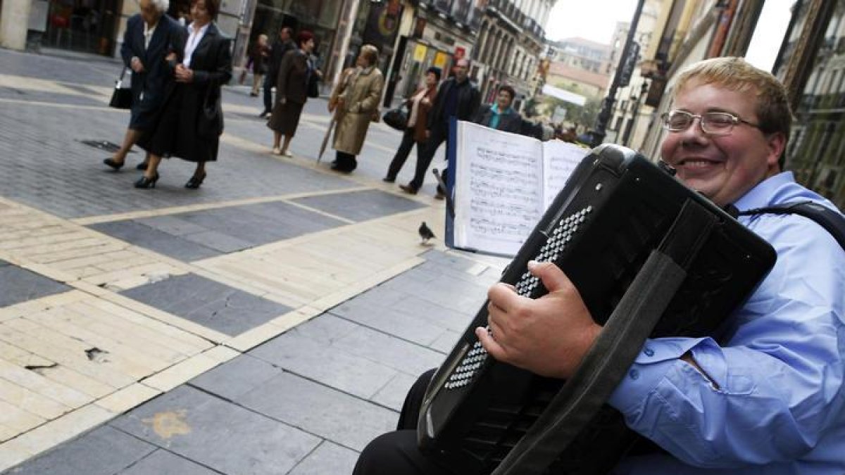 El acordeonista Arty durante una de sus actuaciones en la calle Ancha.