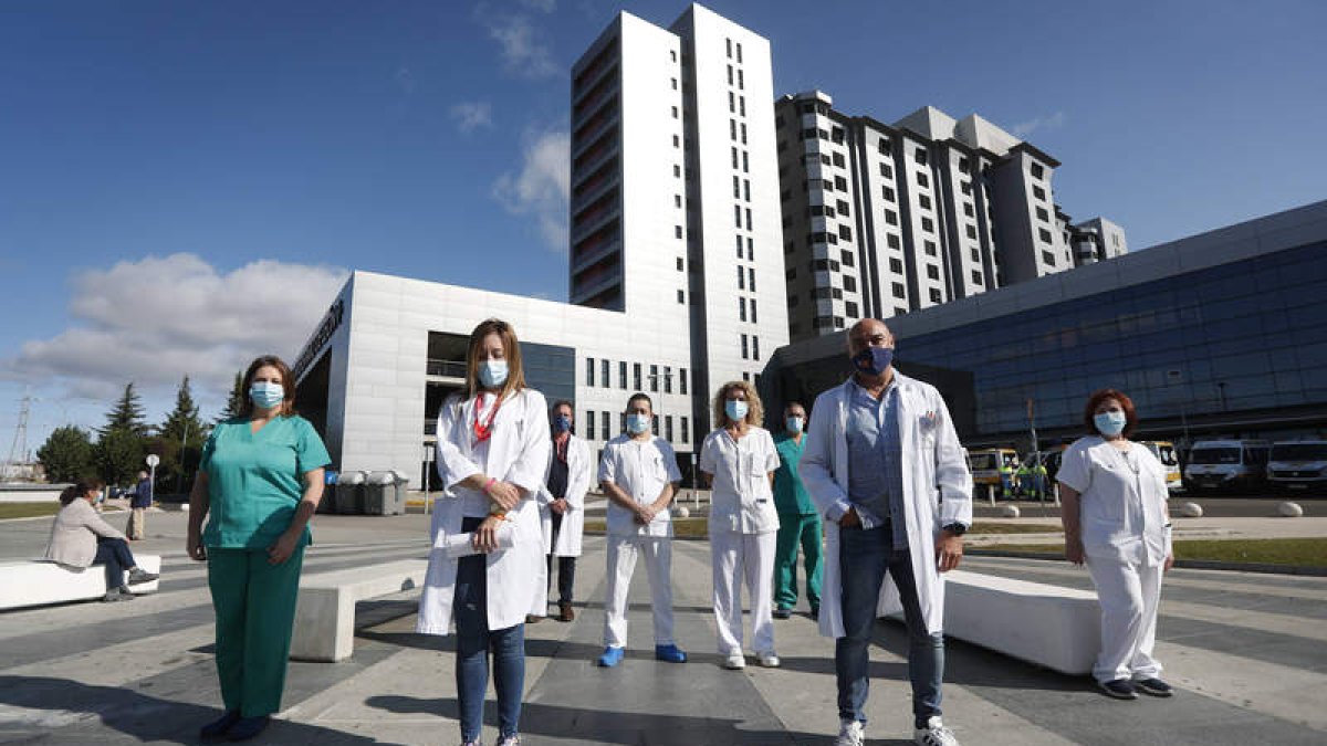Celadores y celadoras del Hospital de León, ahora ya considerados personal de riesgo de contagio. JESÚS F. SALVADORES