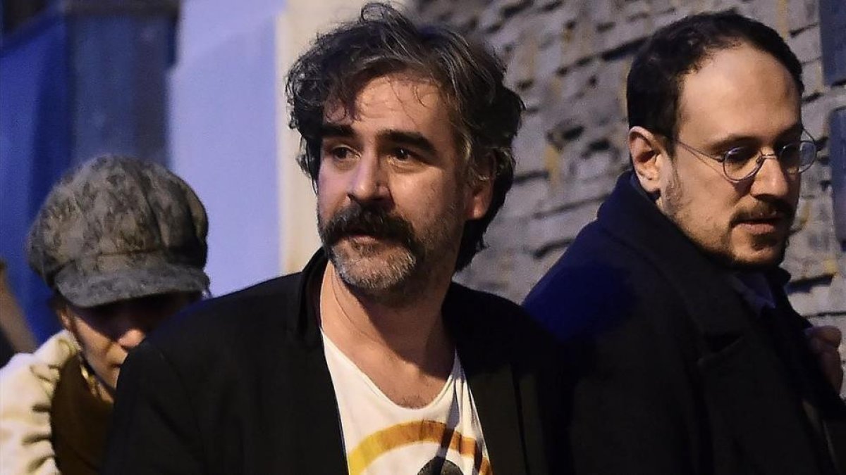 Deniz Yücel (centro) sale de su casa, tras ser liberado, en Estambul, el 16 de febrero.