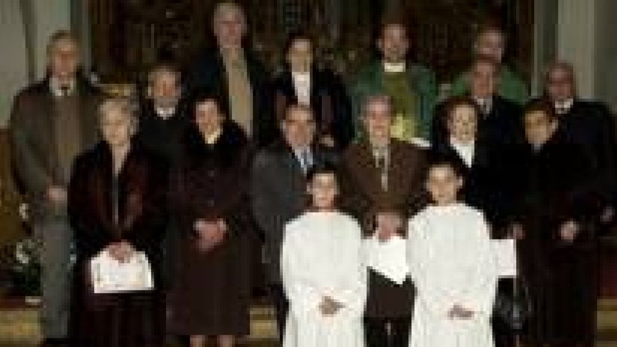 Los párrocos de San Lorenzo posan con los seis matrimonios
