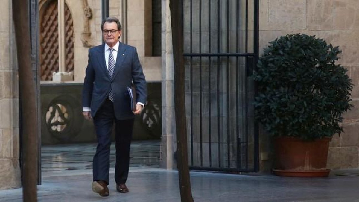 El 'president' de la Generalitat en funciones, Artur Mas, a su llegada a la reunión del Consell Executiu este martes.