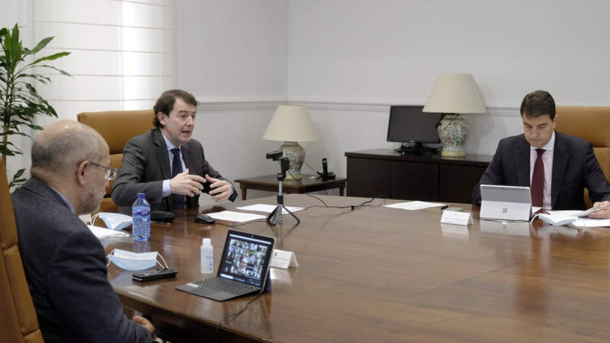 Francisco Igea, el presidente Alfonso Fernández Mañueco y Ángel Ibáñez, en la reunión de ayer. JCYL