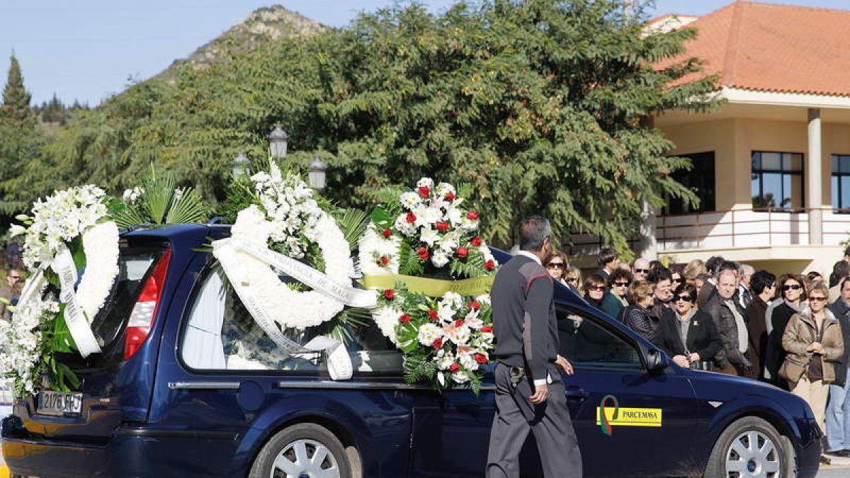El coche fúnebre que traslada los restos mortales del niño.