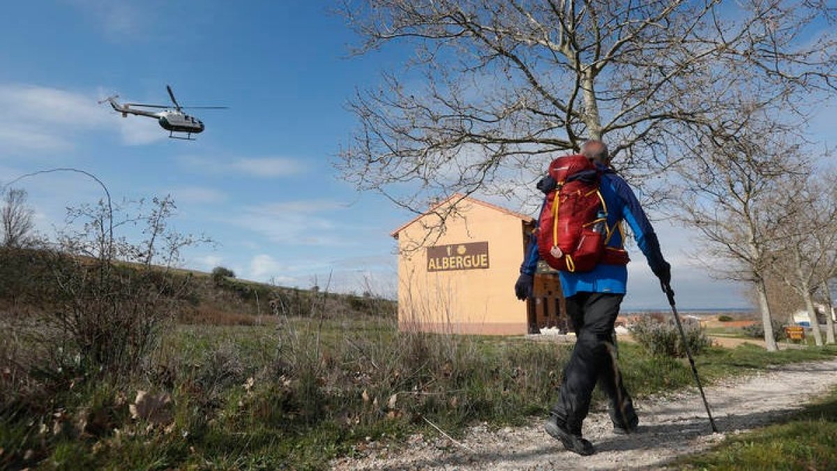 Un peregrino llega a Reliegos bajo la vigilancia de la Unidad Aérea de la Guardia Civil en un trabajo del plan de seguridad en el Camino de Santiago. JESÚS F. SALVADORES