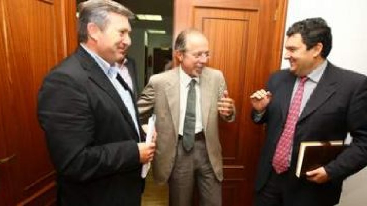 El presidente de Acuanorte, Jorge Marquínez, flanqueado por Raúl Valcarce y José Luis Ramón, ayer en