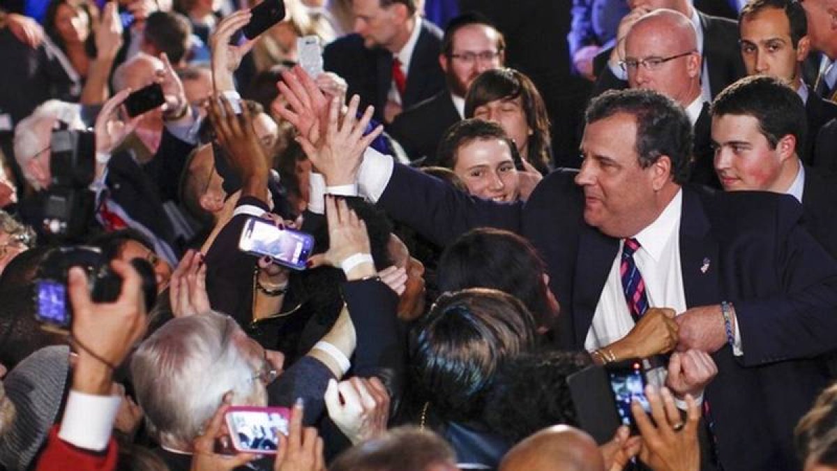 Chris Christie saluda a sus seguidores, tras proclamar su triunfo como gobernador de Nueva Jersey, en Asbury Park.