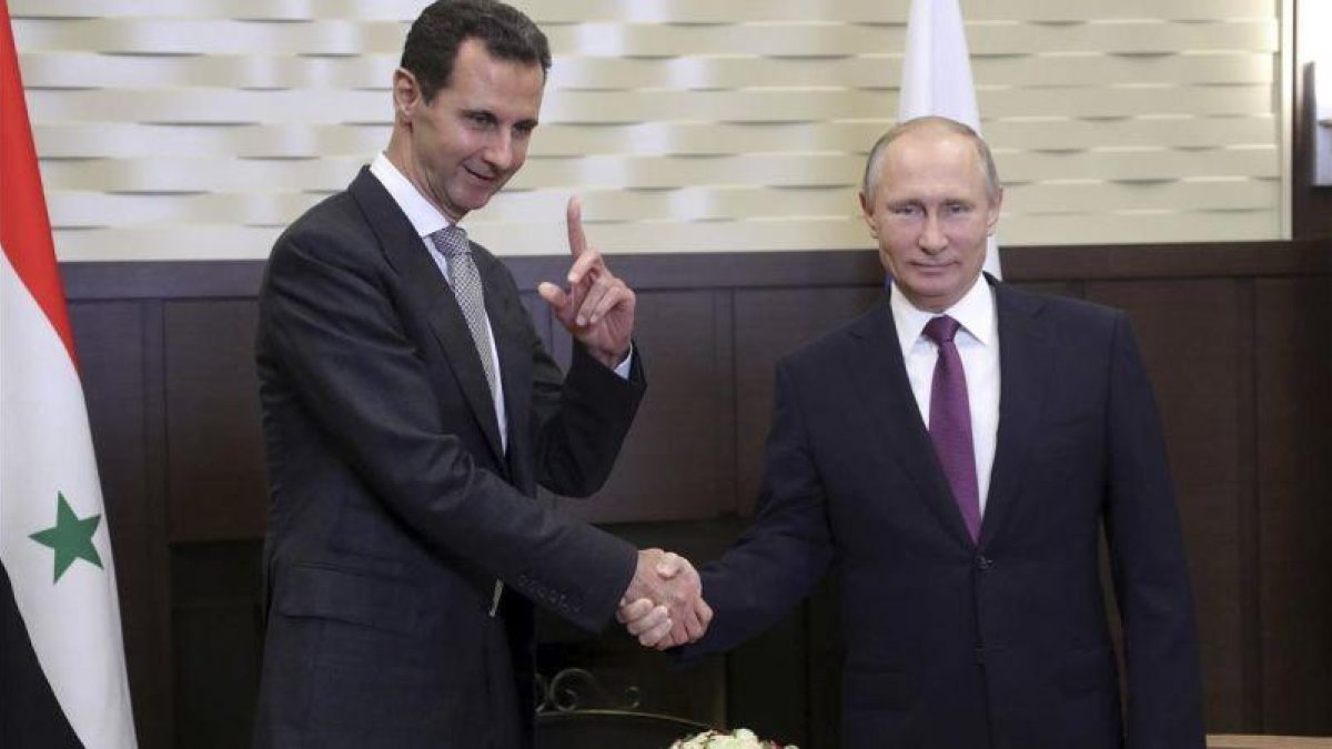 Putin (derecha) y Asad se dan la mano en su reunión en la residencia Bocharov Ruchei, en Sochi, el 20 de noviembre.
