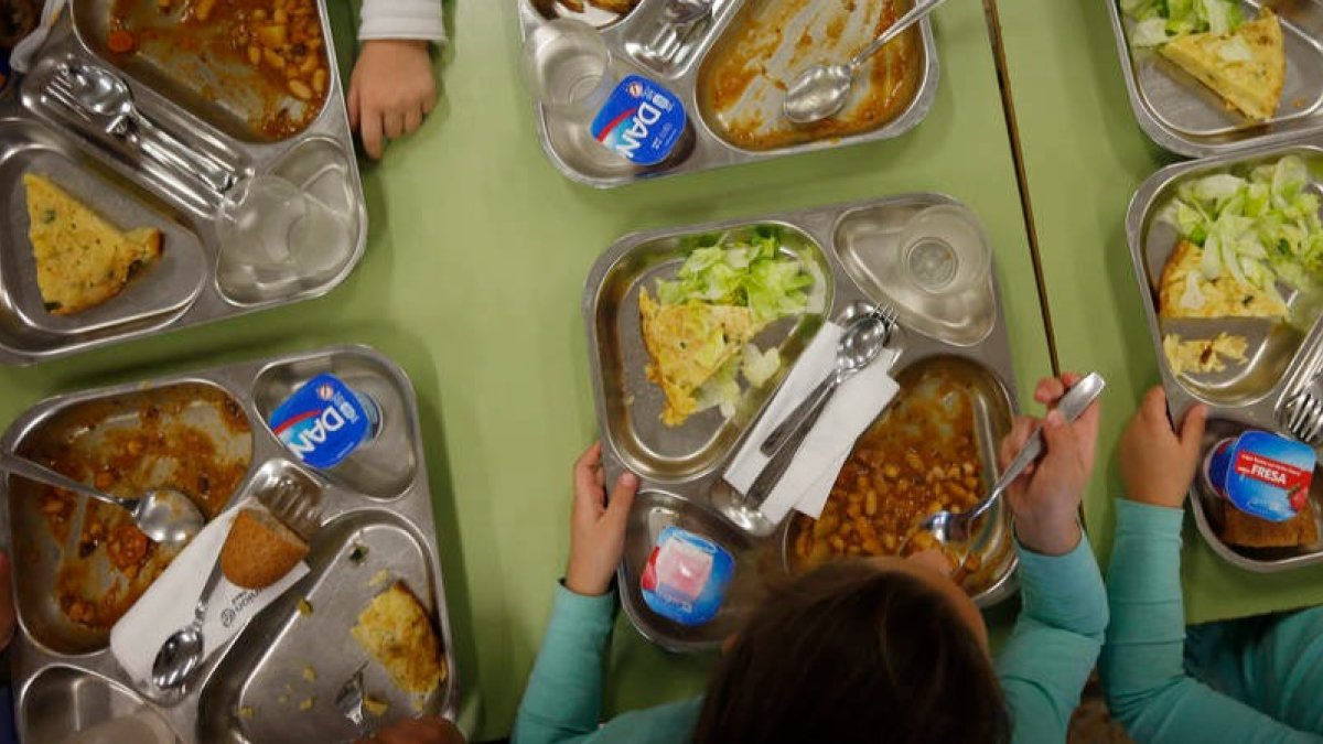 Alumnos de un colegio leonés durante la comida en su centro educativo. ARCHIVO