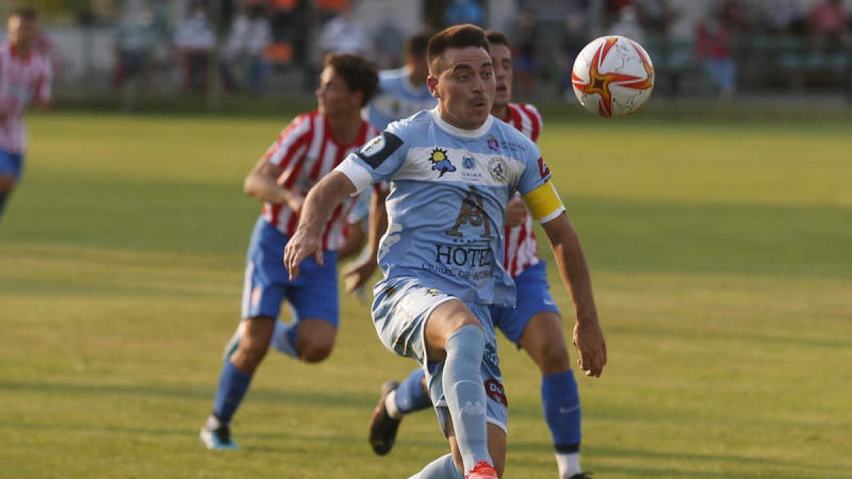Diego anotó los tres goles del Astorga. FERNANDO OTERO