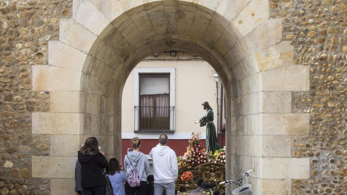 Como si de una de las antiguas puertas de Jerusalén se tratase, los pasos recorren el casco antiguo de León.
