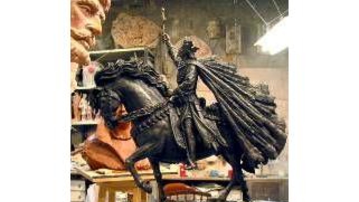 La estatua -en la imagen una maqueta- es obra de Martín de Vidales. Mide 5,40 metros de altura