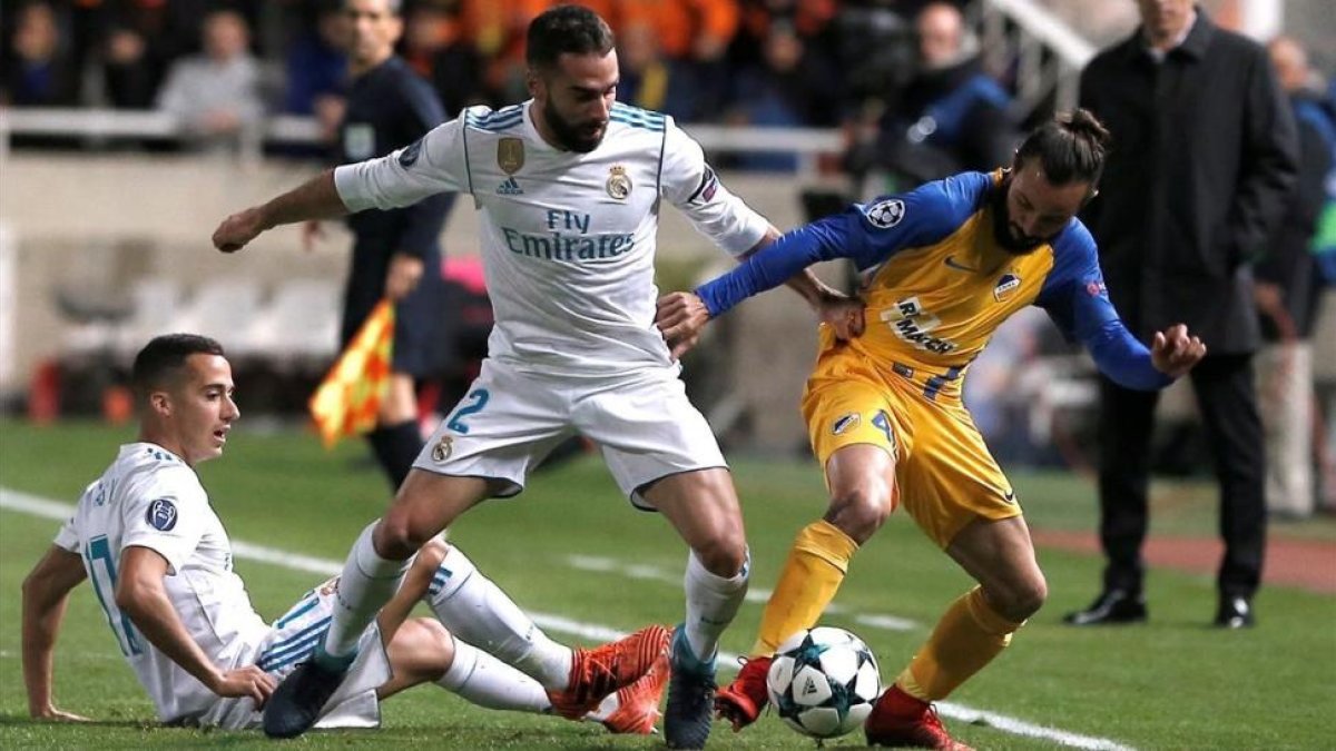 Carvajal, junto a Lucas Vázquez, intenta quitarle el balón a Aloneftis.