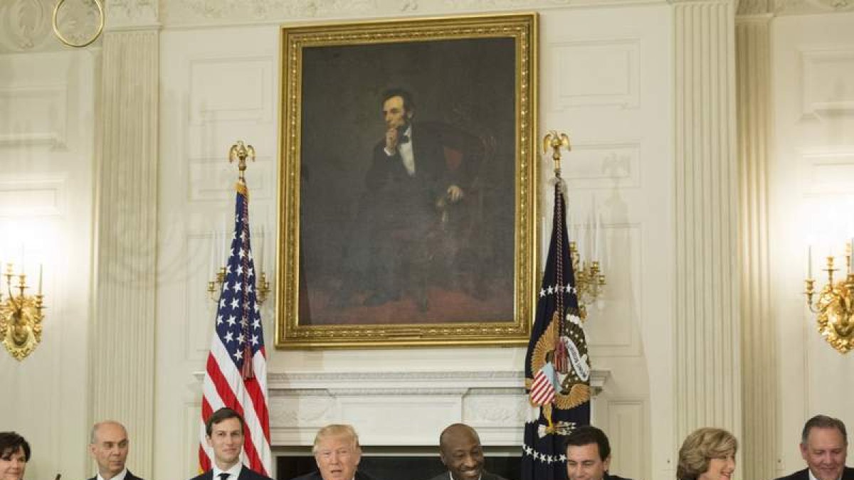 Donald Trump se reunió con los directores generales de compañías manufactureras. MICHAEL REYNOLDS