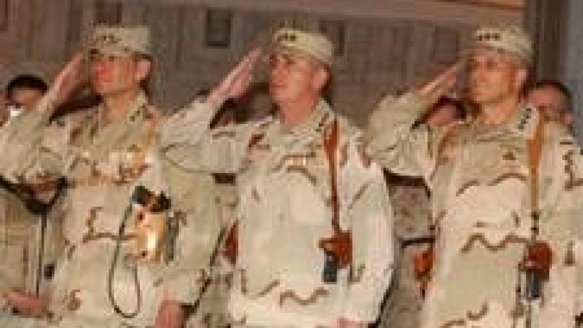 El general Ricardo Sánchez, a la izquierda, en el acto de entrega del mando en Bagdad