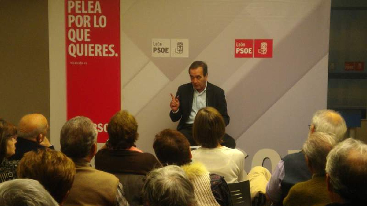 José Antonio Alonso, durante su encuentro con los jubilados en la sede del partido.