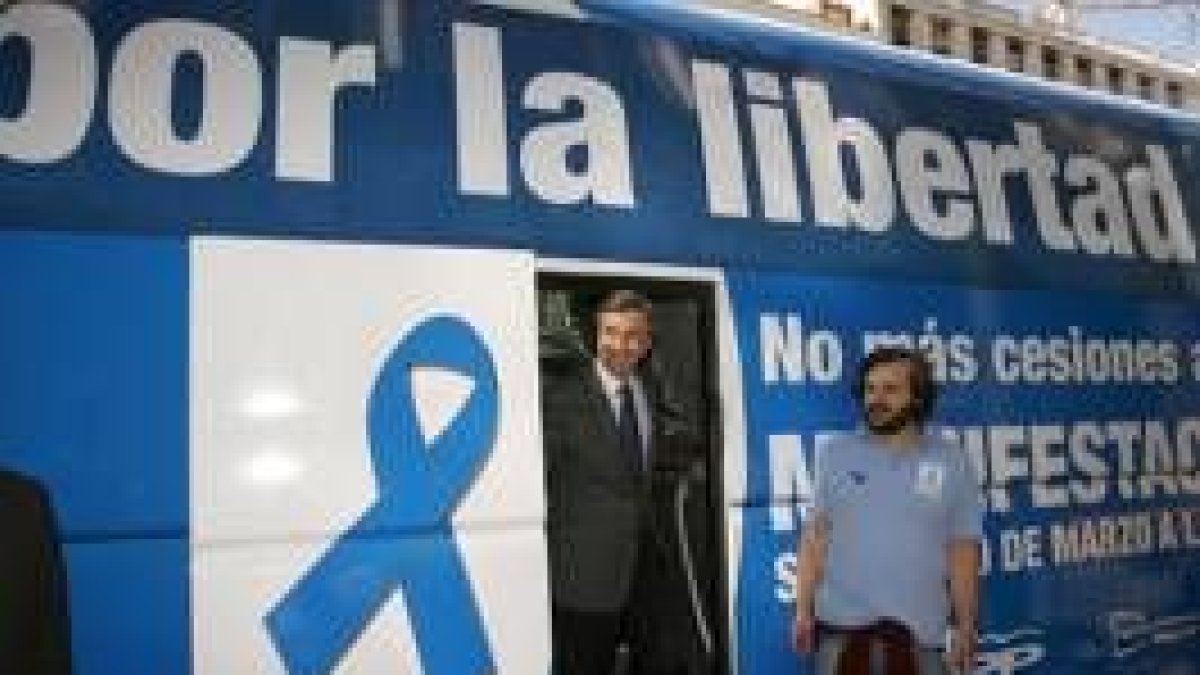 Acebes, en el?autobús que recorre Madrid para informar?de las protestas