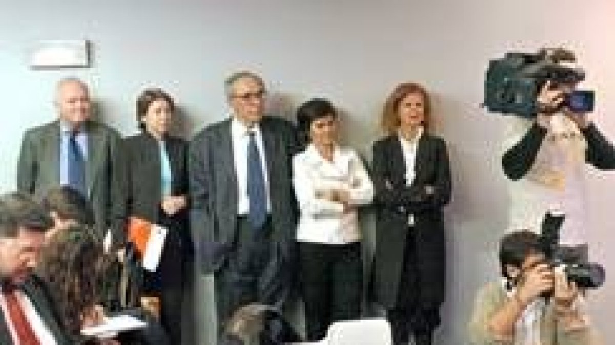 Parte del grupo de notables que asesora a Rodríguez Zapatero durante la reunión de ayer
