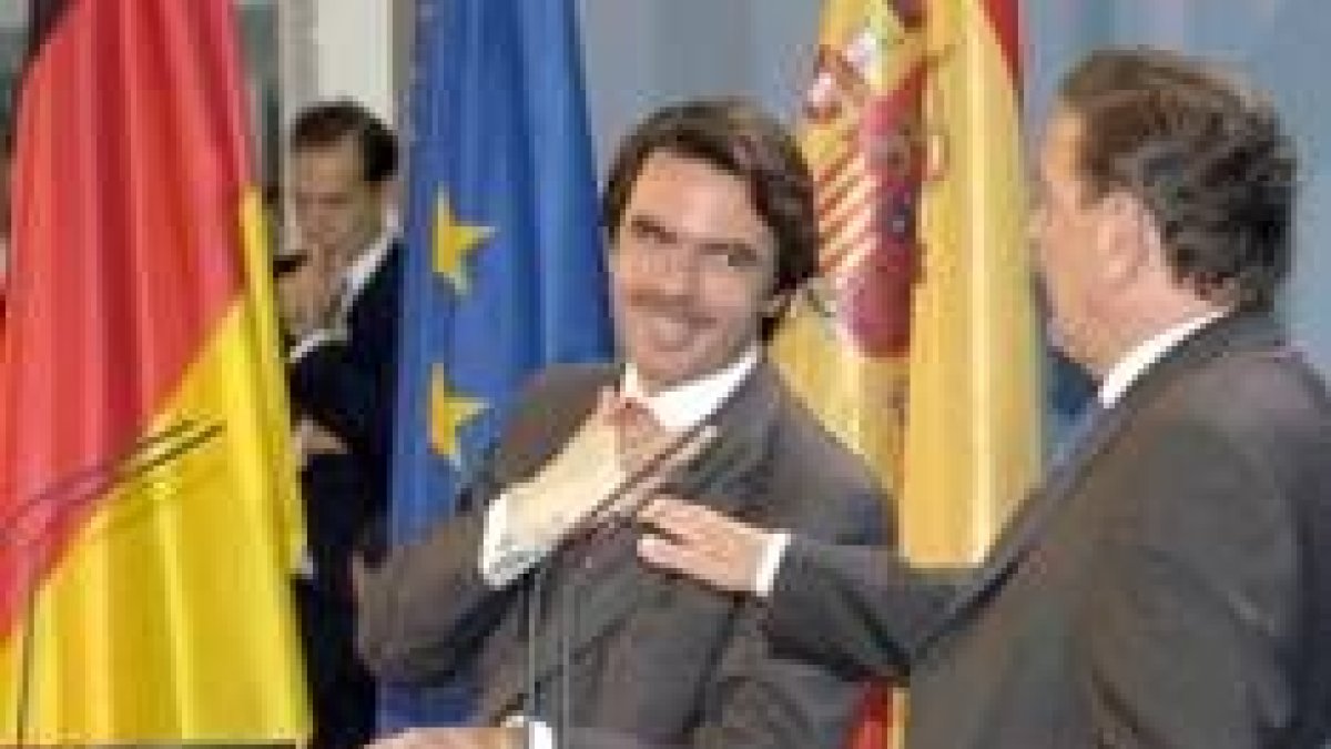 Aznar y Schroeder en un momento de la conferencia de prensa conjunta que ofrecieron ayer