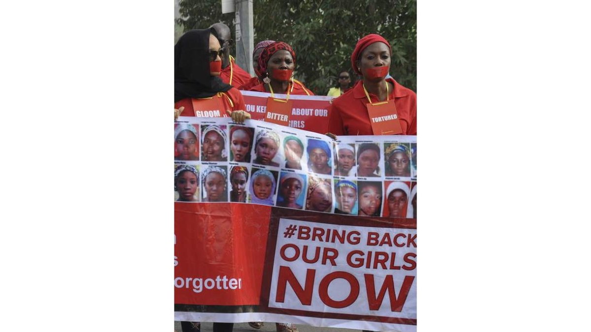 Nigerianos se manifiestan por el secuestro de las niñas.