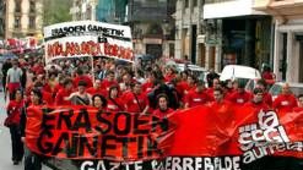 Dos mil personas se manifiestaron en la concentración que recorrió las calles de San Sebastián