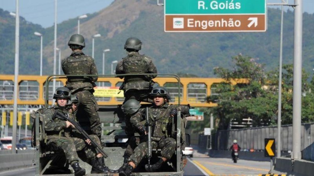 Fuerzas de seguridad vigilan los accesos a Río de Janeiro.