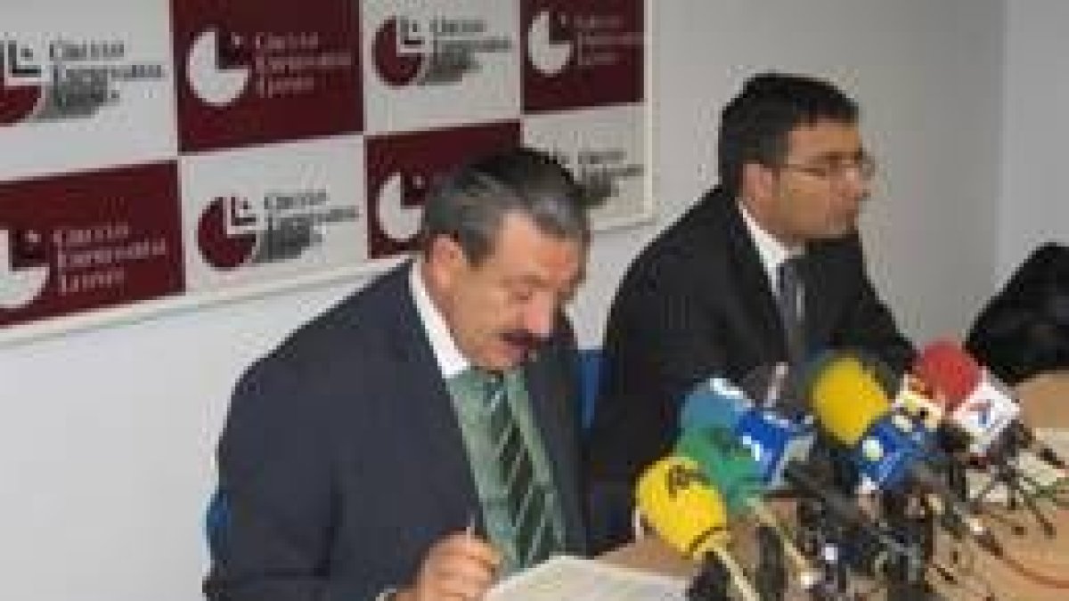 Agustín Flórez y Miguel Ángel González, ayer durante la presentación de la encuesta
