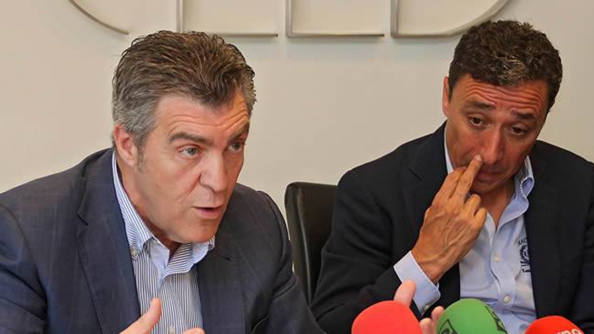 Javier Cepedano, presidente de la FELE y Fernando Santos, presidente de Editorial MIC, durante el acto en el que se ratifica al segundo como premio Cecale de Oro en la provincia de León.