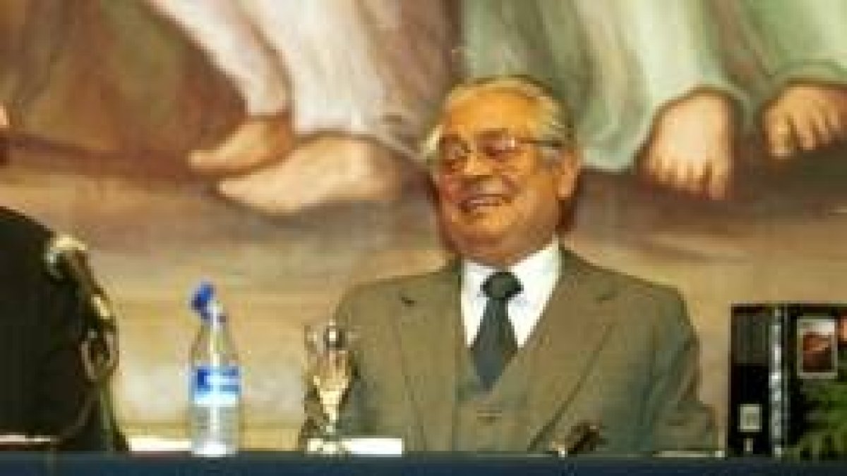 Eugenio de Nora no desveló la autoría de la obra Pueblo cautivo hasta 1997