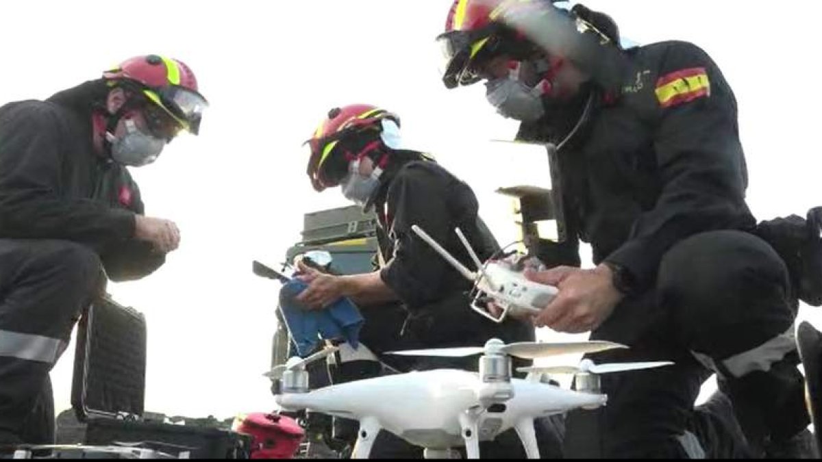 Soldados de la Unidad Militar de Emergencias operan con un dron. DL
