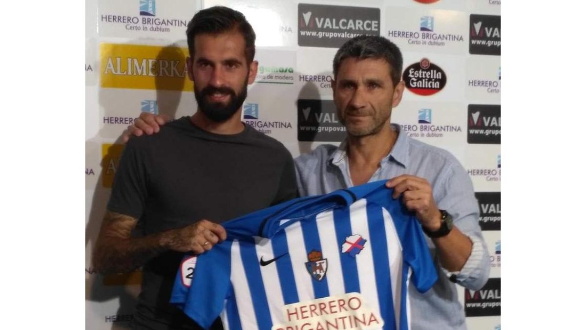 Fran Carnicer posa con la camiseta de la Ponferradina junto a Tomás Nistal. Á.E.