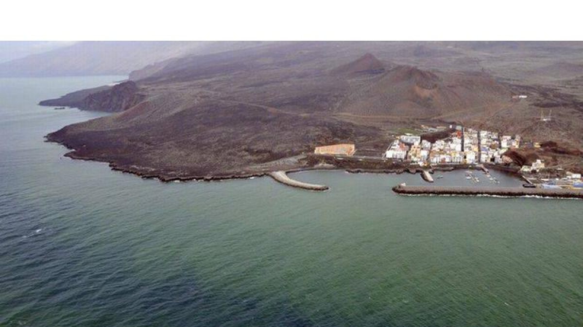 Imagen del pasado día 18 de octubre, en la que se ve las manchas de la erupción volcánica frente a la localidad de La Restinga.