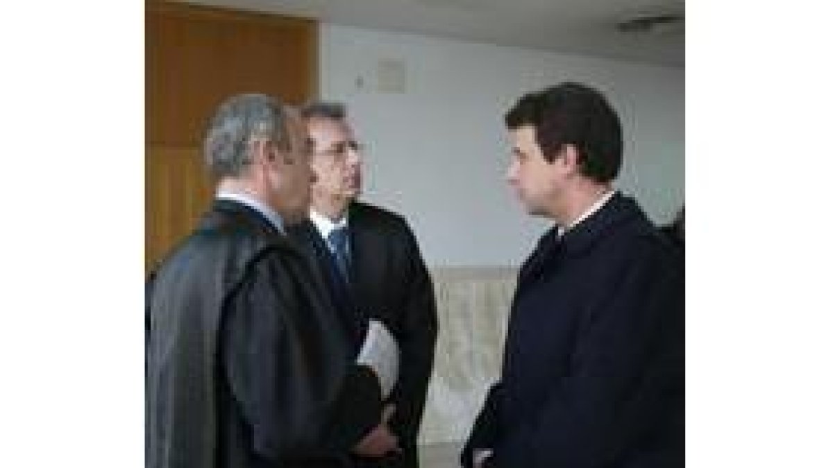 De derecha a izquierda, Herrero y Juan Rodríguez Zapatero en el juzgado