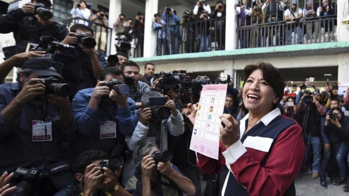 La candidata del partido Morena, Delfina Gómez, en el colegio electoral donde ha votado.