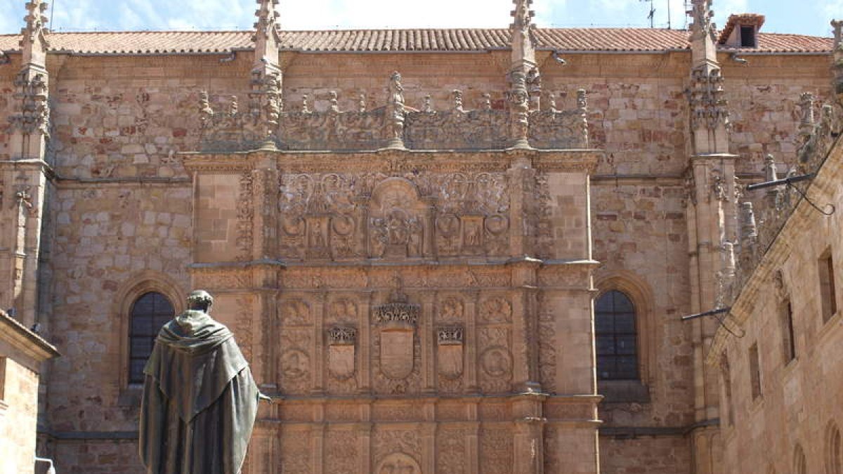 Imagen de la portada de la Universidad de Salamanca, con la escultura de Fray Luis de León
