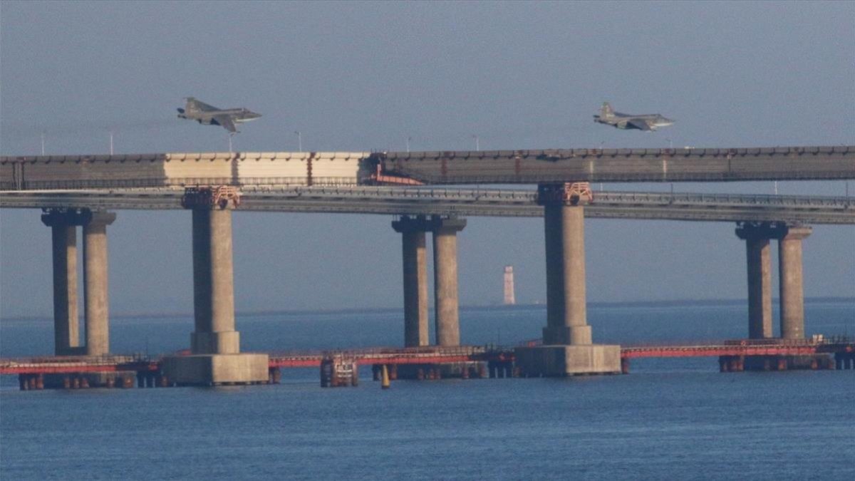 Dos aviones de guerra rusos sobrevuelan el puente que une Rusia con Crimea en el mar de Azov