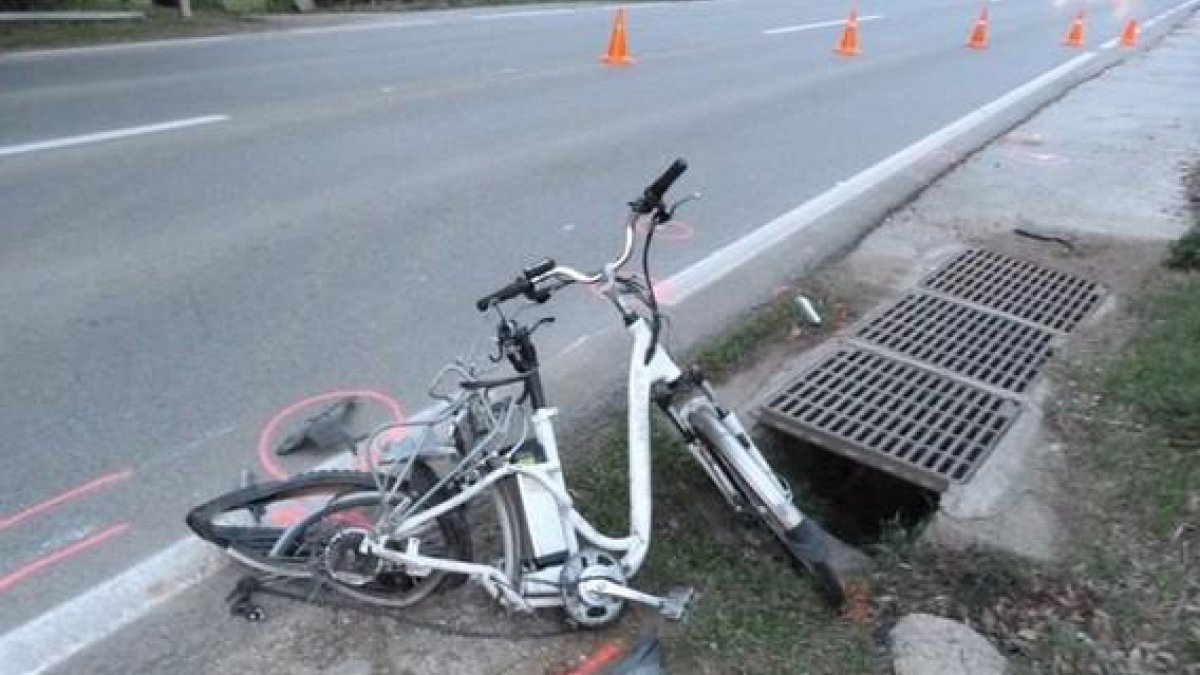 Estado en el que quedó la bicicleta de un ciclista atropellado en Santa Maria de Palautordera, en una imagen de archivo.