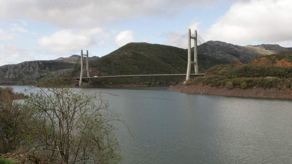 Las obras del puente de Fernández Casado son uno de los argumentos de UPL.