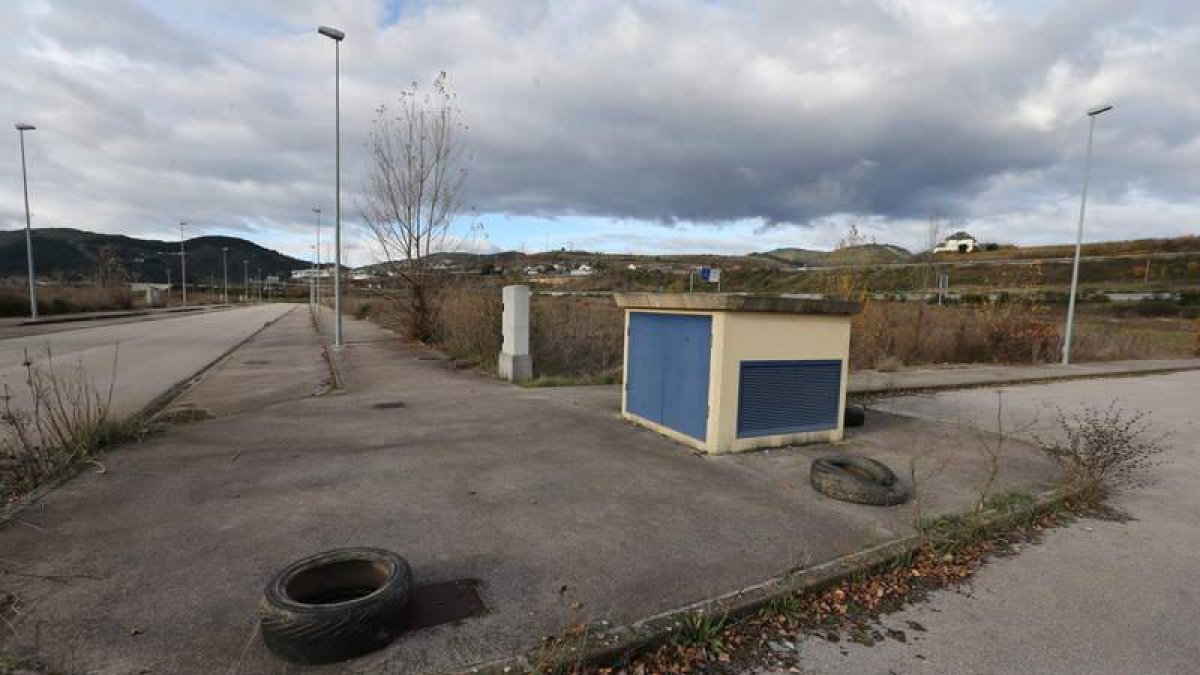 El polígono de Vilela, en Villafranca del Bierzo, en una imagen tomada ayer, con instalaciones eléctricas en primer término