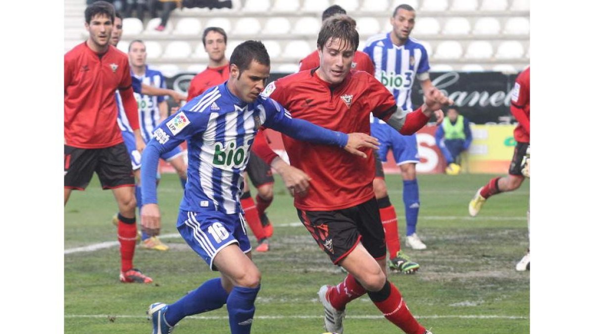 Acorán encara a un rival en el último partido disputado por la Deportiva en El Toralín.