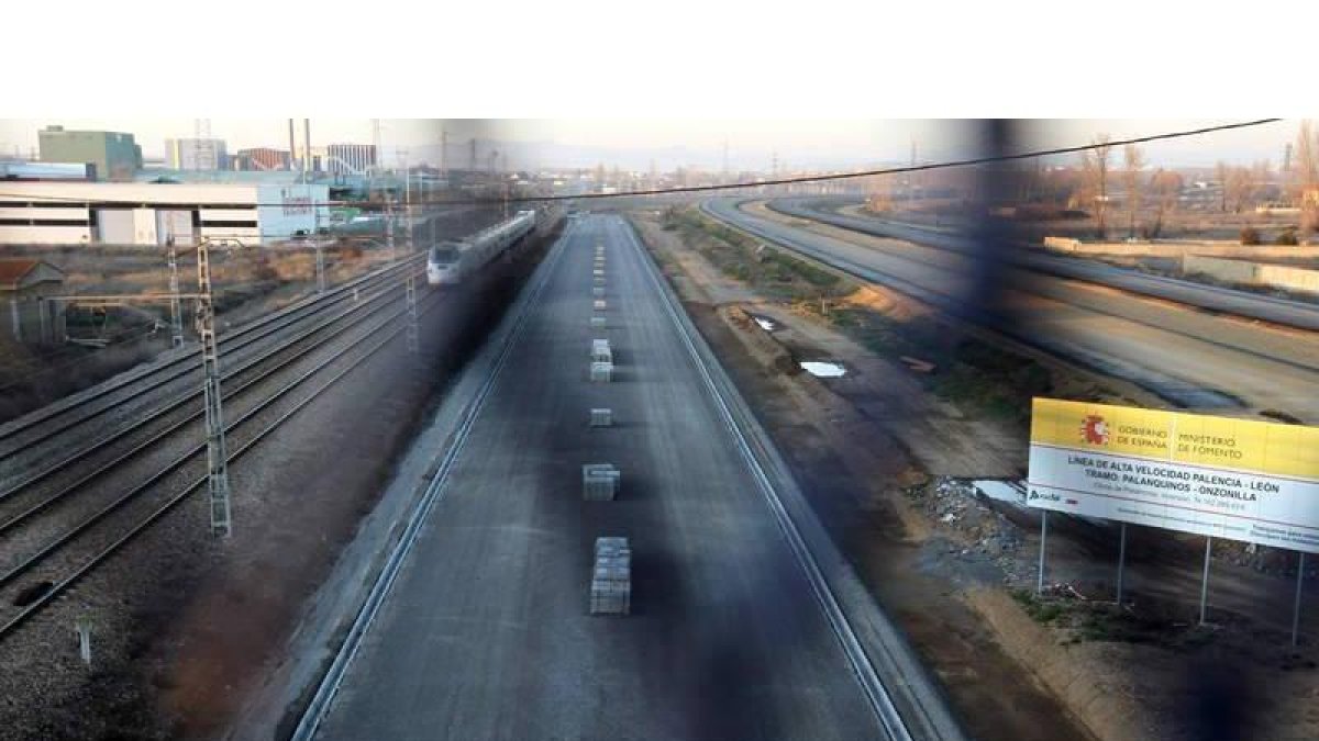Imagen de las obras para la llegada de la Alta Velocidad a la ciudad de León, en una foto realizada a la altura del puente sobre las vías en el polígono de Onzonilla.