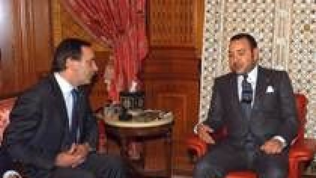 El ministro Alonso conversa con el rey Mohamed VI de Marruecos durante su audiencia de ayer