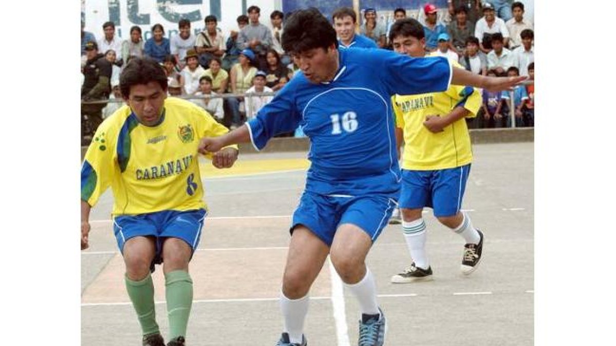 Evo Morales, durante un partido amistoso en 2006