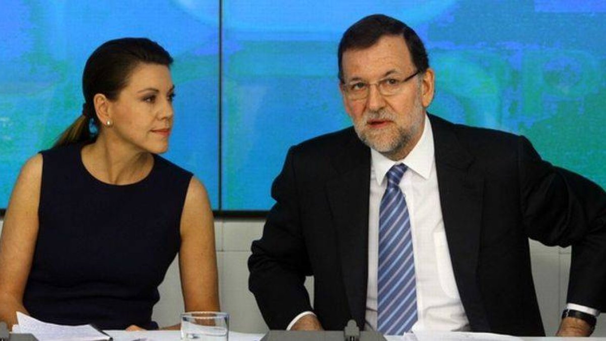 Mariano Rajoy, observado por Dolores de Cospedal, el pasado 6 de mayo, durante la ejecutiva del PP.