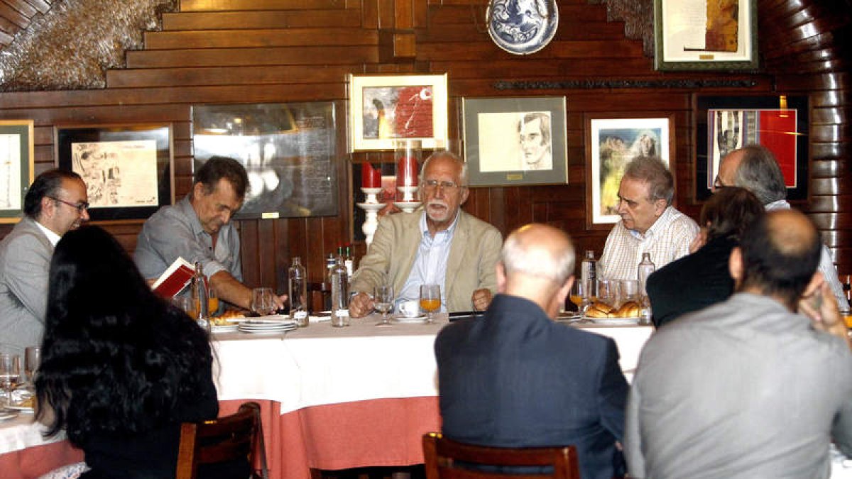 De izquierda a derecha en la mesa, Jesús Marchamalo, Tomás Val, Luis Mateo Díez, Manuel Longares y Javier Goñi.