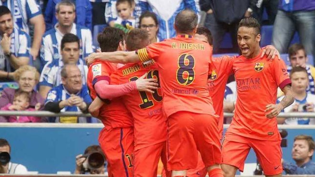 Los jugadores del Barça felicitan a Neymar por su gol ante el Espanyol en Cornellà.