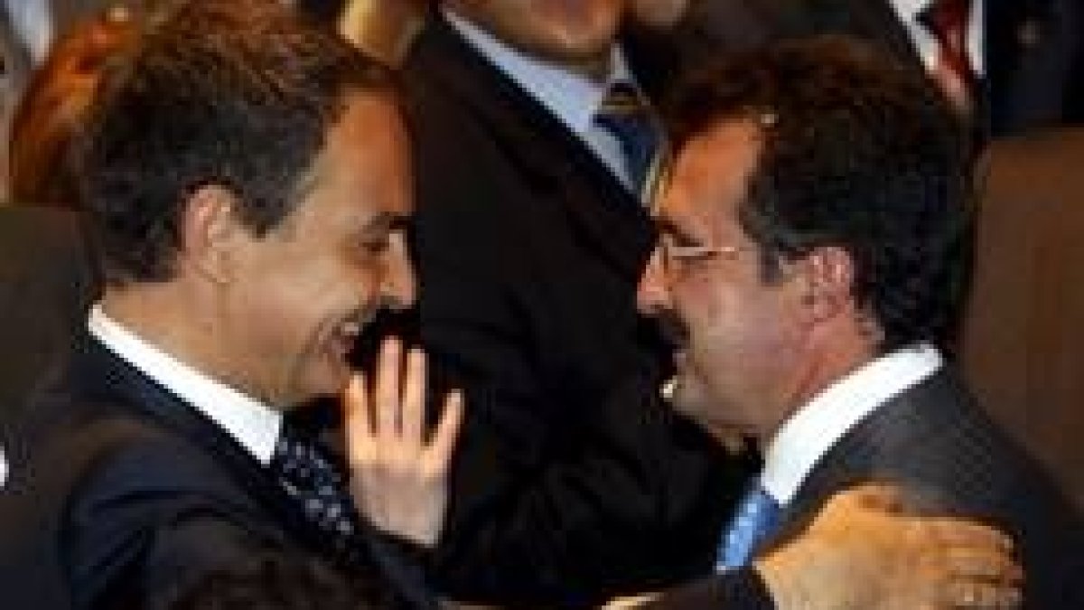 José Luis Rodríguez Zapatero saluda al presidente del Diario de León, José Luis Ulibarri
