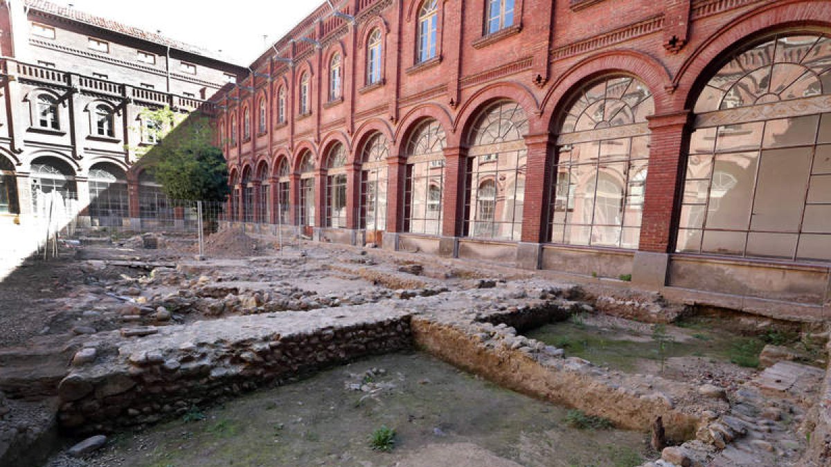 Aspecto actual del patio del Seminario Mayor una vez finalizada la continuación de los trabajos arqueológicos en este espacio central de la capital leonesa. RAMIRO